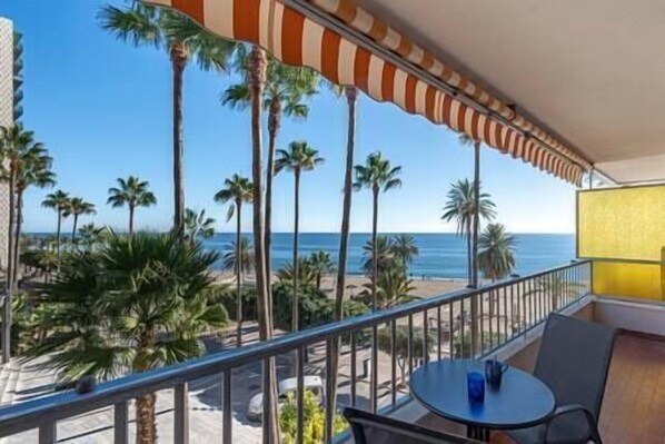 Beautiful balcony equipped with outdoor furniture, ideal to enjoy and relax. (1)