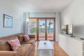 Bright and cosy living room, with a comfortable sofa to relax, and a Smart TV. (2)