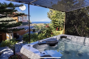 Large Jacuzzi with views of Maui