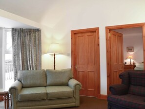 Living room/dining room | Pine Tree Cottage - Bonn Na Coille Cottages, Ballater