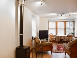 Living room/dining room | Sycamore Cottage - Bonn Na Coille Cottages, Ballater