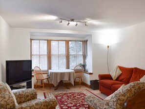 Living room/dining room | Sycamore Cottage - Bonn Na Coille Cottages, Ballater