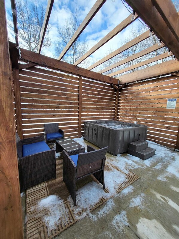 Outdoor spa tub