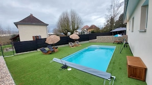 Piscine avec bùche à barre sécurisée et caisse de rangement avec jeux d'eau