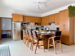 Conoce nuestra cocina con isla-comedor y vistas al patio para momentos únicos.