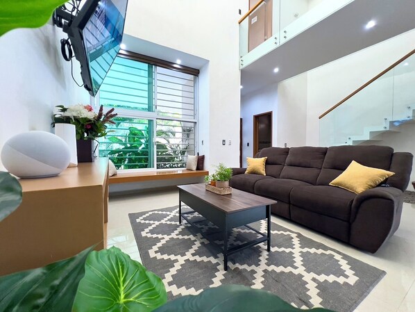 Relájate en nuestra sala doble altura, un ambiente moderno y fresco!
