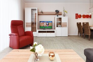 Wohnzimmer mit integriertem Küchenbereich