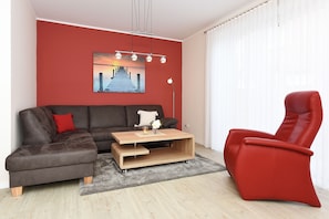 Wohnzimmer mit integriertem Küchenbereich