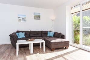 Wohnzimmer mit integriertem Küchenbereich