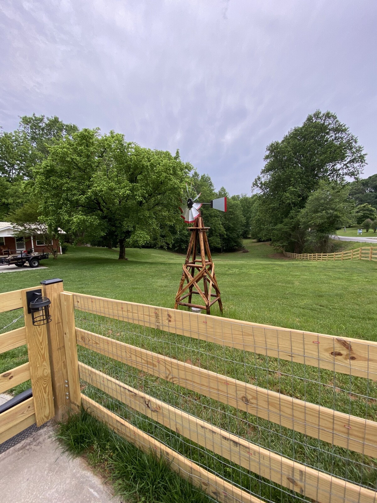 Gated Cozy Ranch with Garage 7 minutes from downtown Dahlonega. Dog Friendly!