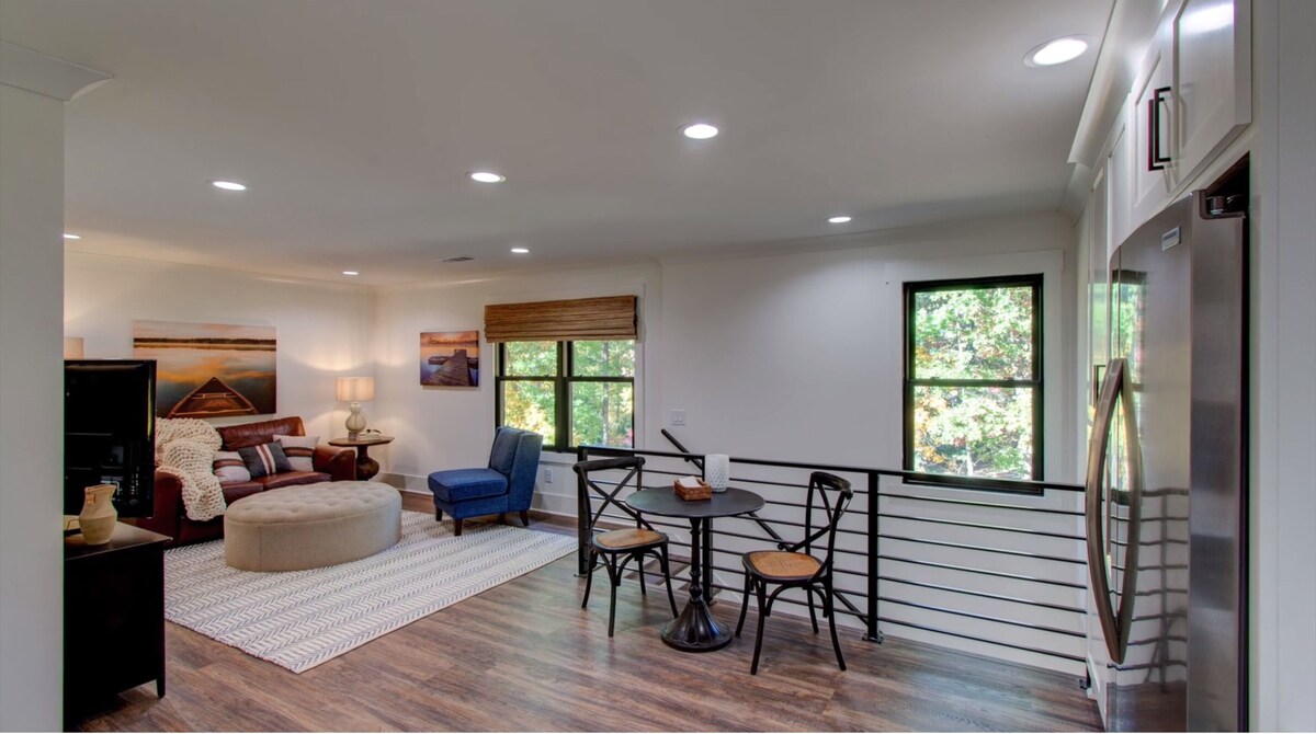 5BR Luxury Lakefront w/ Private Dock, Hot Tub, and Fire Pit. Pet Friendly!