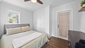 Queen Bedroom with large closet!