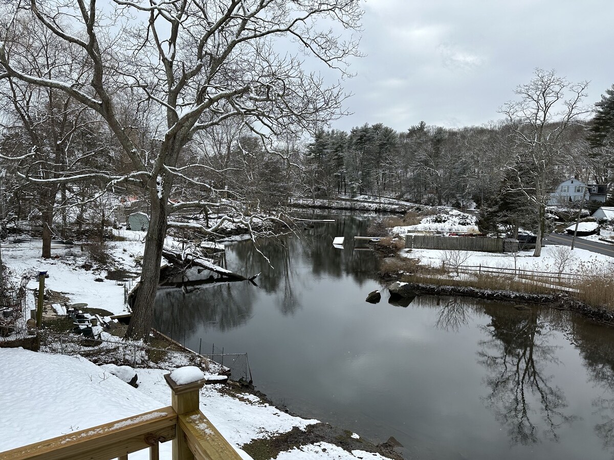 Cozy Niantic Waterfront Home w/Dock! Minutes from Mystic, Restaurants & Beaches!