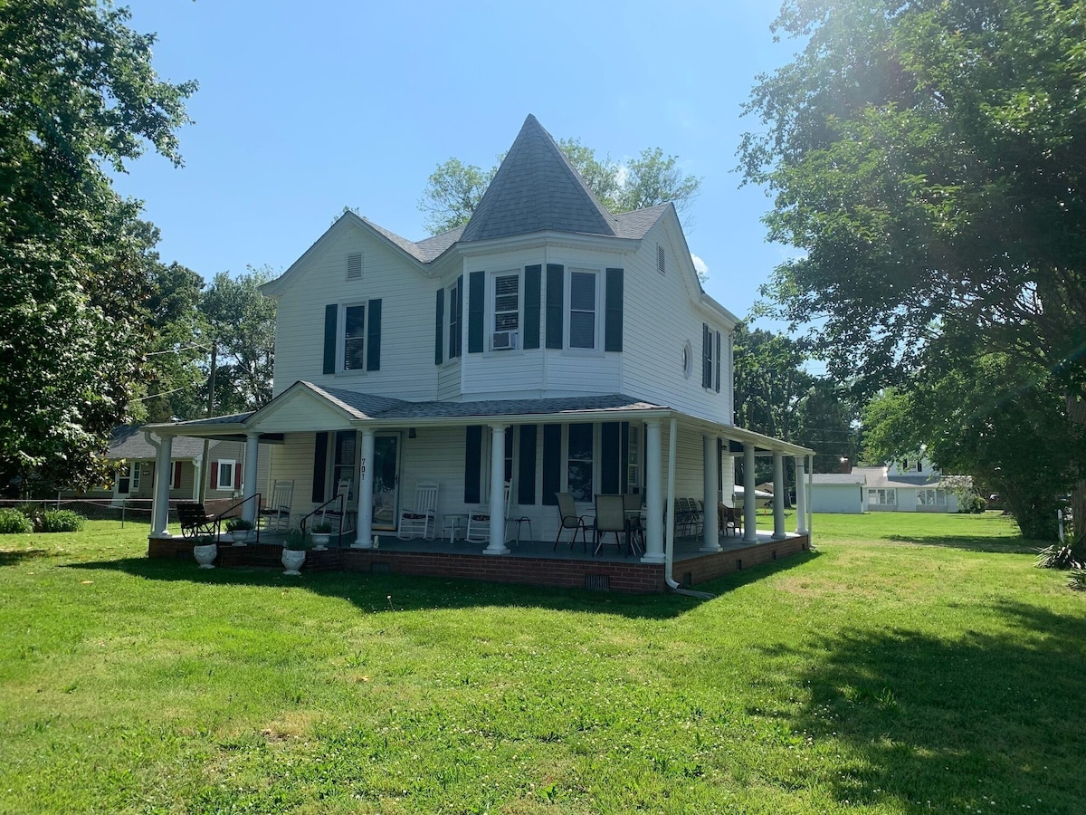 Potomac View – Riverfront, wraparound porch!