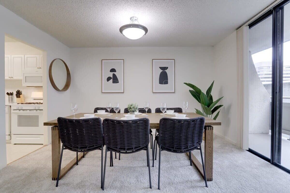 Condo Near to Metro Station at Crystal city