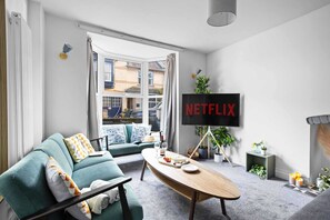 bright & comfy lounge