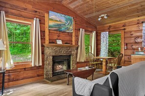 Comfy Futon | Fireplace | TV