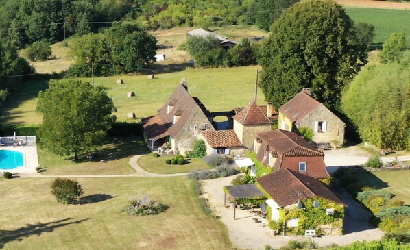 maison d' Hôtes dordogne avec piscine -vue aérienne du Clos Lascazes_jpg