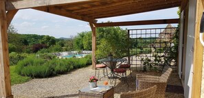 La pergola du gîte 2 personnes au Clos Lascazes maison d'Hôtes en dordogne