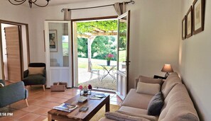 gite pour 2 personnes en dordogne -la pièce à vivre du gite Cussac -Le Clos Lascazes -