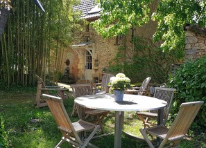 mobilier d'extérieur du gite Bambouseraie au Clos Lascazes-maison d'hôtes en périgord