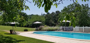 Espace piscine du Clos Lascazes chambres d'hôtes et gîtes 4 étoiles en Dordogne