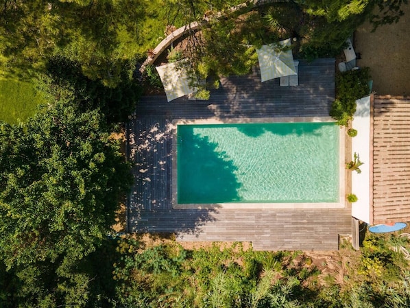 VUE AERIENNE DE LA PISCINE