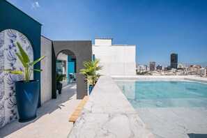 Varanda / Terraço,Vista da cidade,Vista da piscina,Piscina