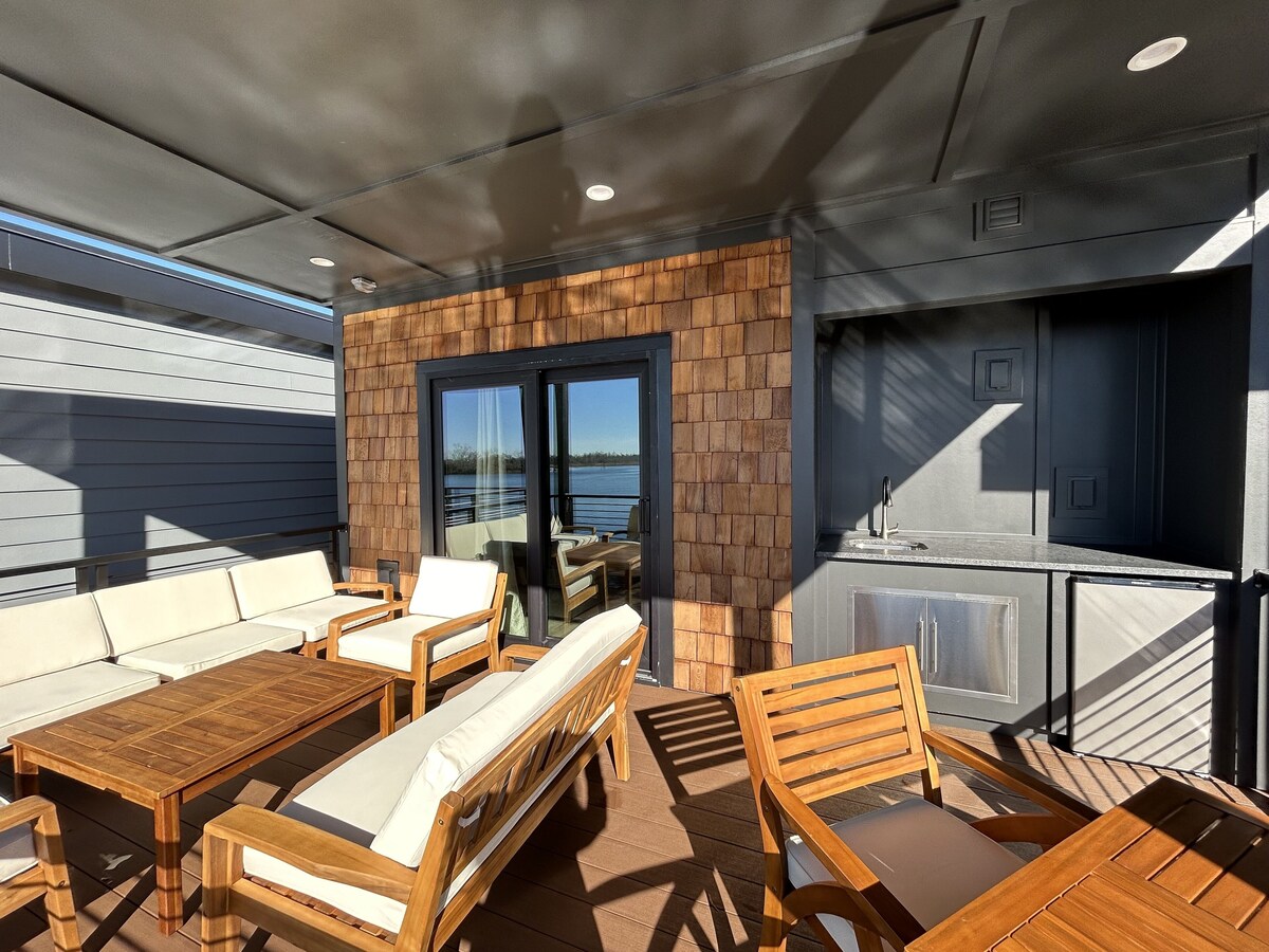 Napa at The Cove – Luxury Houseboat in Wilmington, NC