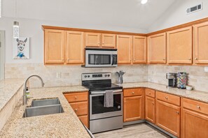 Fully stocked kitchen!