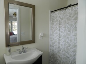 Spacious three bedroom house with pool and hot tub near Historic Suffield Center