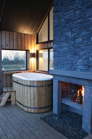 Hottub under canopy and open fireplace!