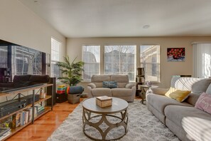 Living Room | 1st Floor | Smart TV | Gas Fireplace | Books