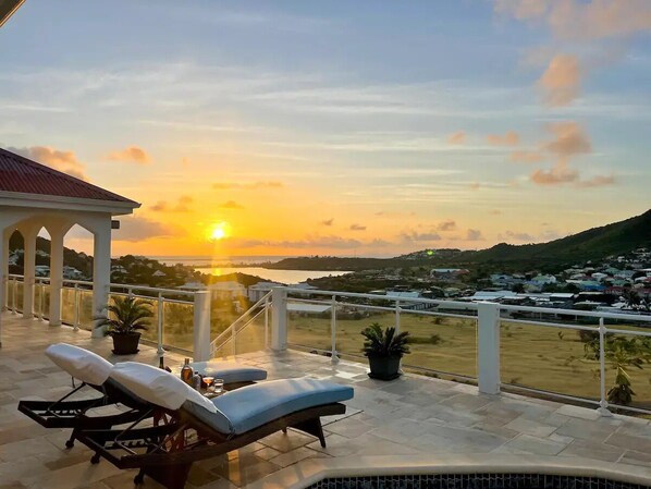 Enjoy the Sunrise 🌅 ⛅️ and ocean view while having a cup of tea or glass of wine