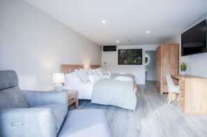 Suite 8 - Sleeping Giant Hotel - Pen Y Cae Inn (4332)