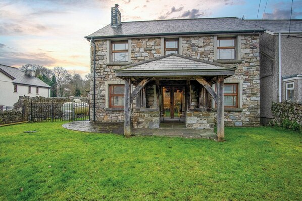 Oak Lodge - Hot Tub - Pen Y Cae Inn (4554)