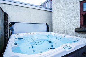 Oak Lodge - Hot Tub - Pen Y Cae Inn (4618)