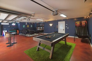 Game room garage with Roku projector, pool/ping pong table & more with AC/heating!