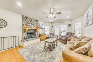 Living Room | 2nd Floor | Smart TV | Wood-Burning Fireplace | Queen Sleeper Sofa