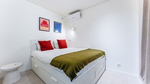 The bedroom has a queen sized bed with a comfy mattress and quality bed linen for a good night's rest
#bedroom #comfort #relax #rest #algarve #portugal
