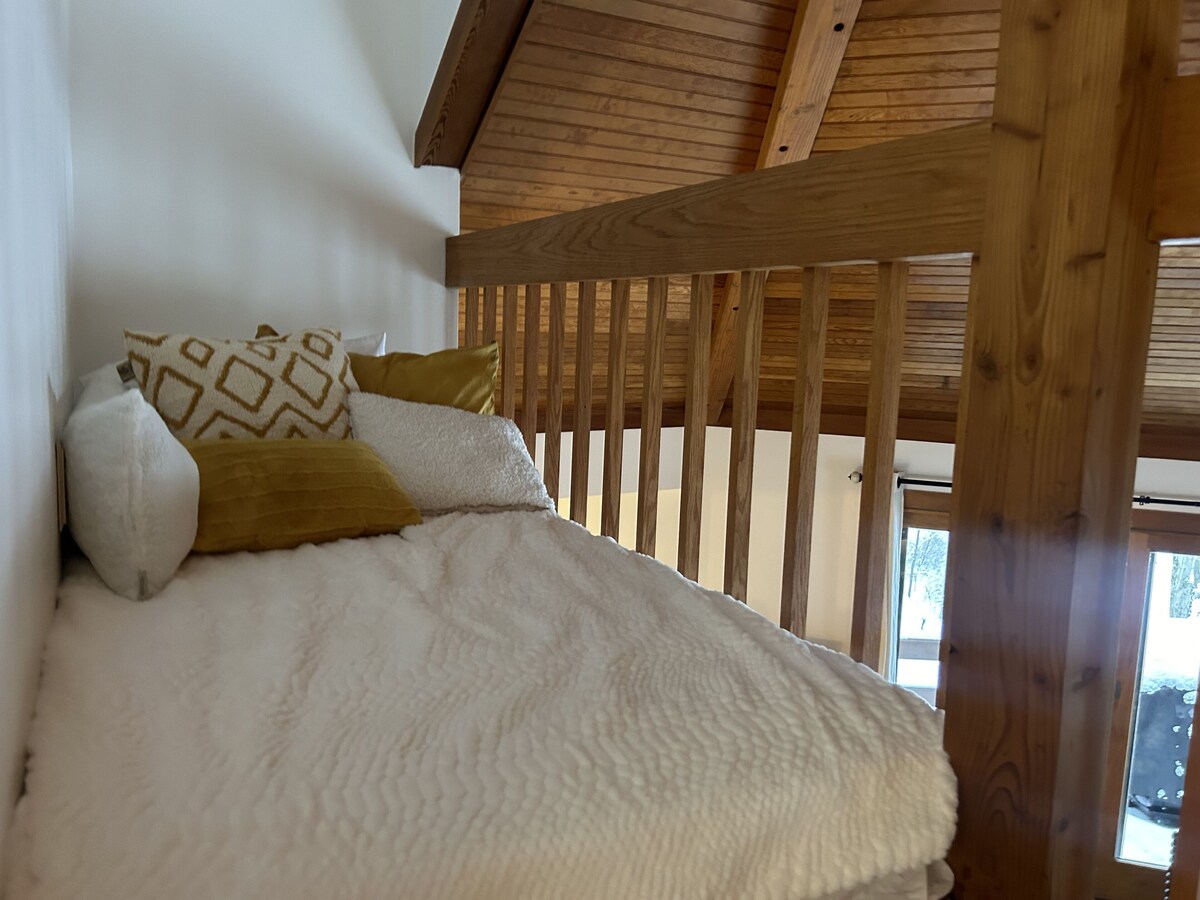 Near Skiing! Hot Tub, Wood Stove, Pool Table, & Theater Room. Pet friendly!