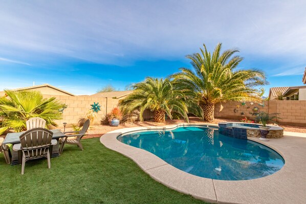 beautiful quiet backyard with pool, spa and fire table
