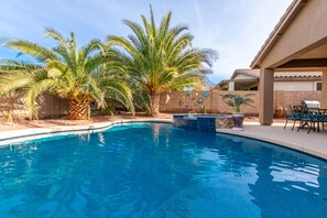beautiful quiet backyard with pool, spa and fire table