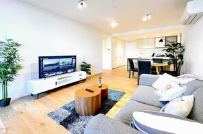 Cozy lounge & Smart TV