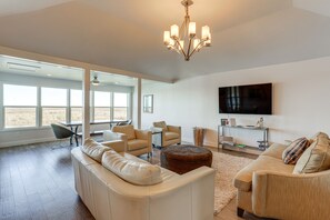 Living Room | Free WiFi | Smart TV | Central A/C & Heating