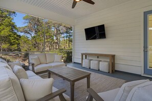 The homes large screened in lanai is the perfect for your early morning coffee, or evening night caps!