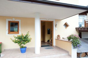 Entrance / Reception