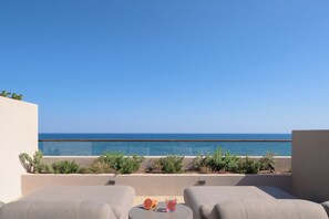 This luxury Retreat is a haven of sea joy. 