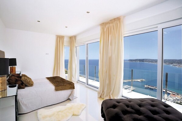 Luxury double bedroom with spectacuklar sea view