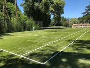 le terrain de tennis privatif / the private tennis court 